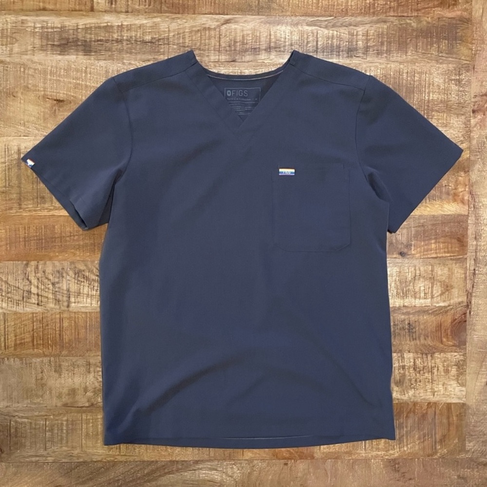 Figs Pride Men’s Limited Edition Charcoal Rainbow One Pocket Scrub Top Medium